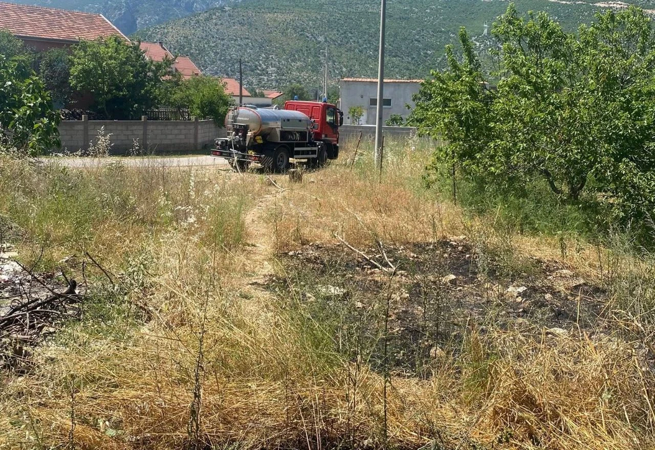 FOTO: Mostarski vatrogasci intervenirali zbog požara u Bafo naselju
