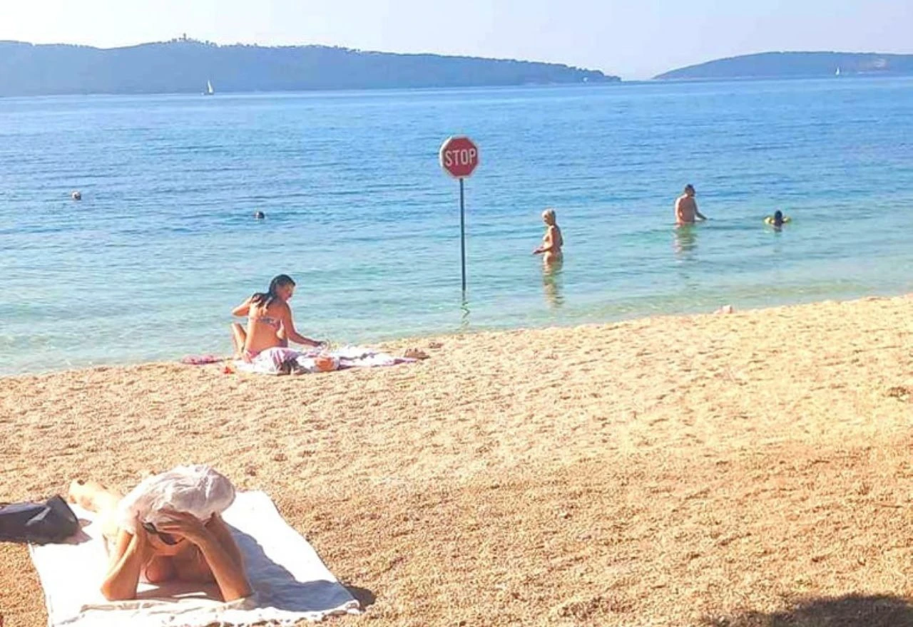 U Dalmaciji prometni znak osvanuo u plićaku