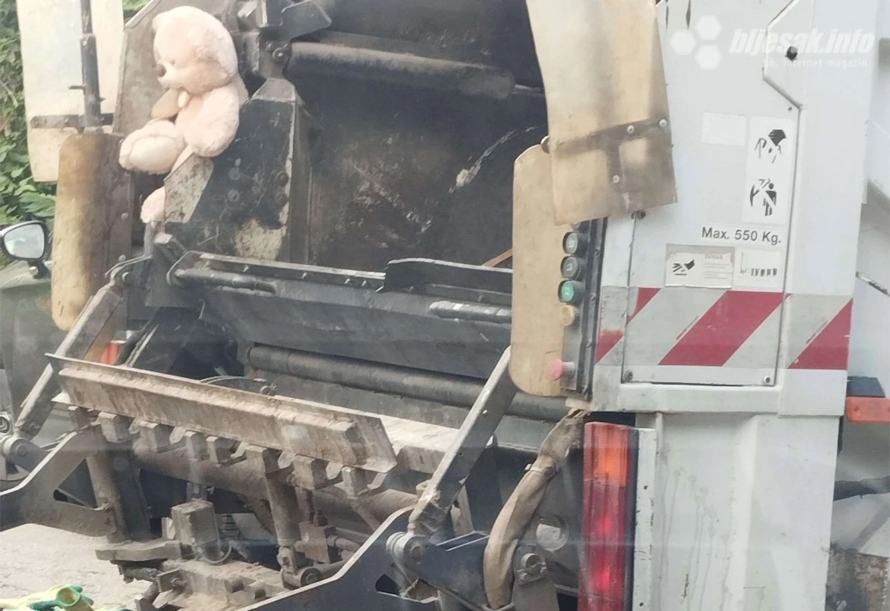 Plišani medo pravi društvo radnicima Komunalnog