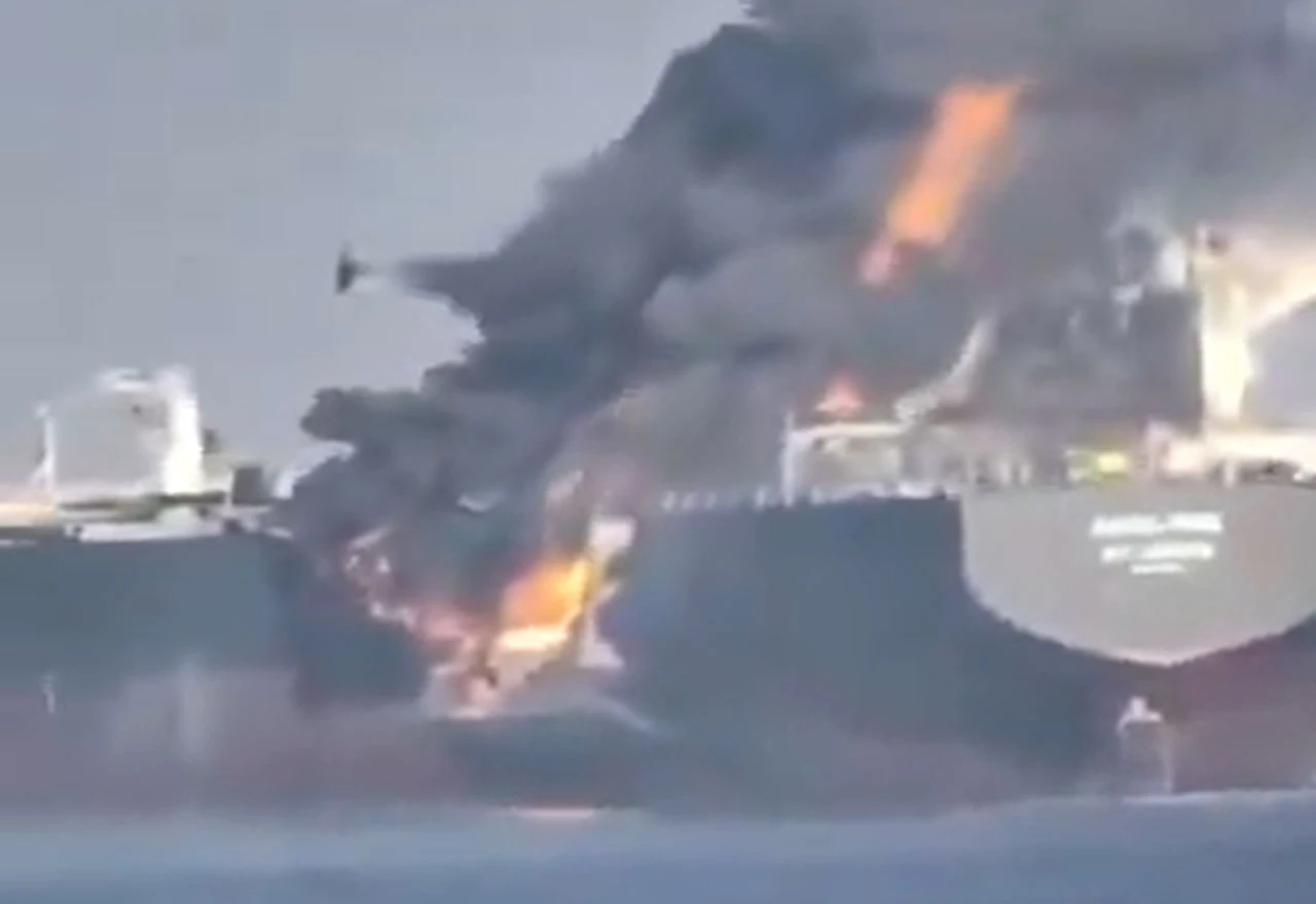 Sudar dva tankera izazvao požar, dim se vidi kilometrima daleko