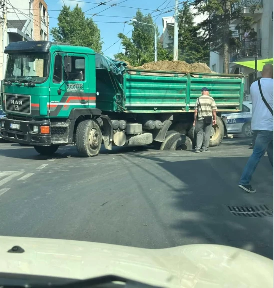 U centru Beograda kamion propao kroz asfalt