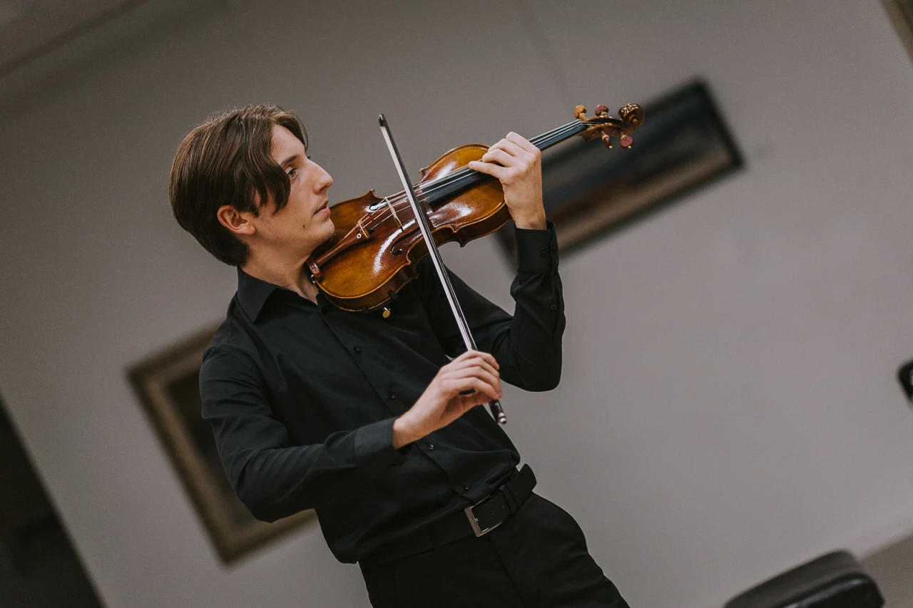 FOTO: Mladi violinist Filip Aničić oduševio publiku maturalnim koncertom