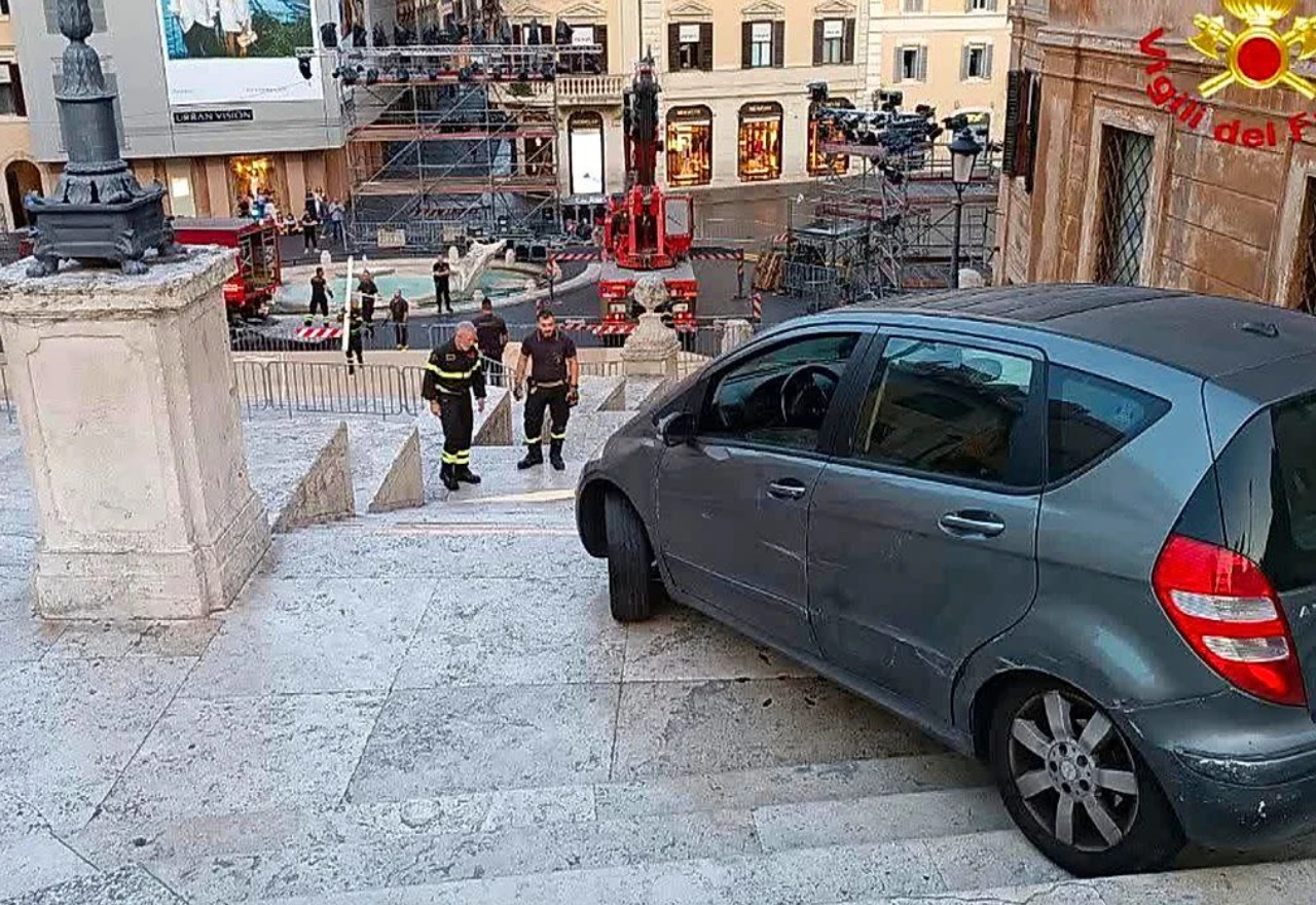 VIDEO |  Vozač (80) spustio se automobilom niz Španjolske stepenice u Rimu: 'Pogriješio sam'