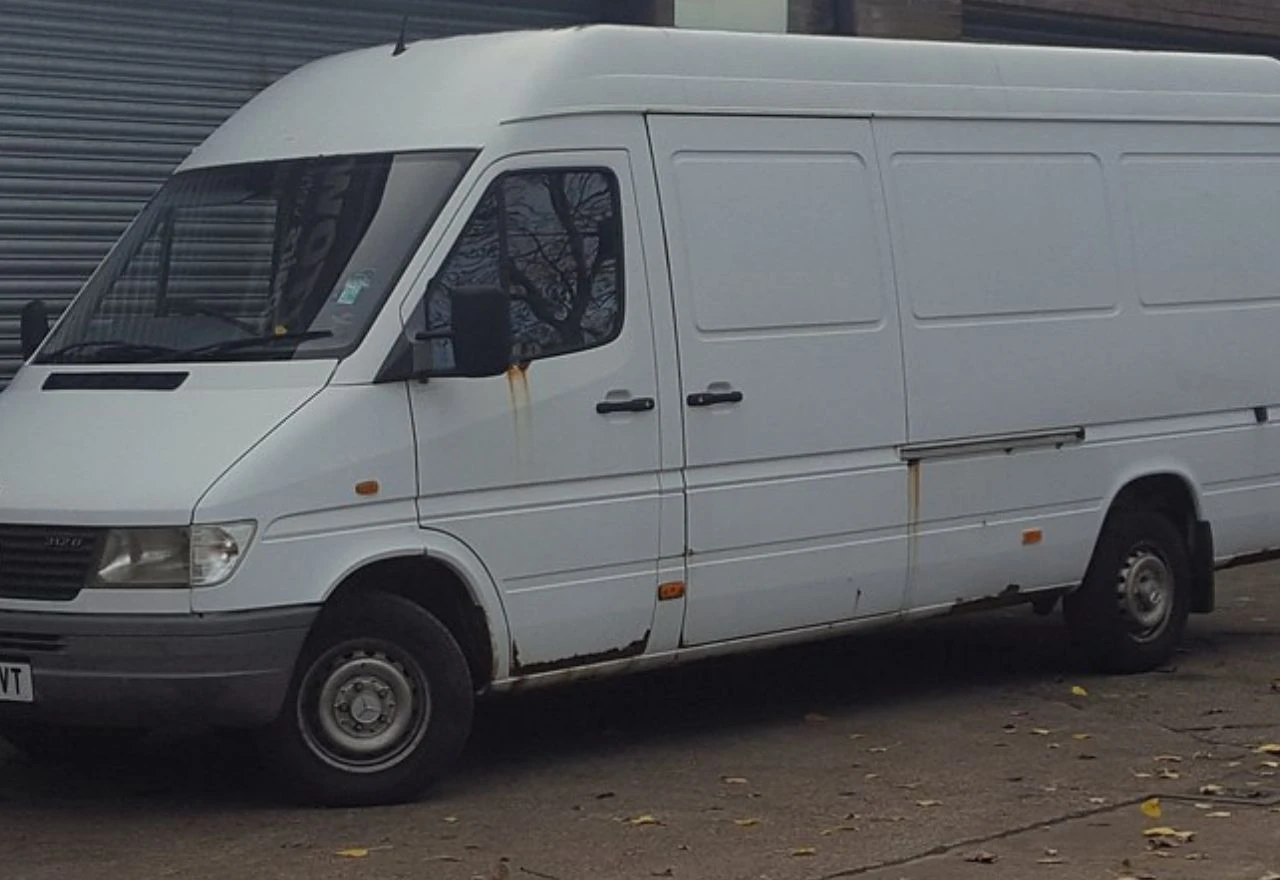 Građevinski radnici ukrali kombi sa alatom u Grudama zatim ga vratili nakon 6 dana
