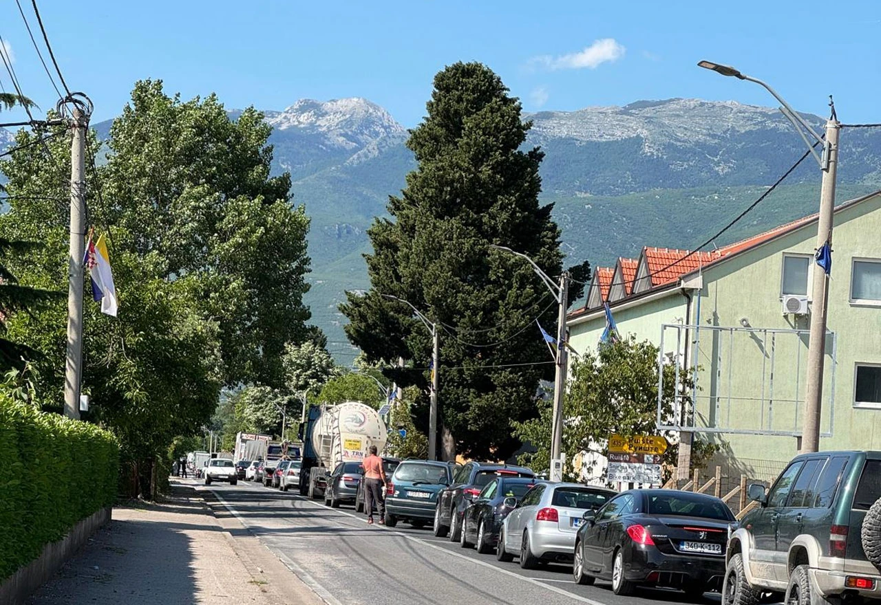 Pojačan promet i brojne obustave: Vozačima se savjetuje oprez