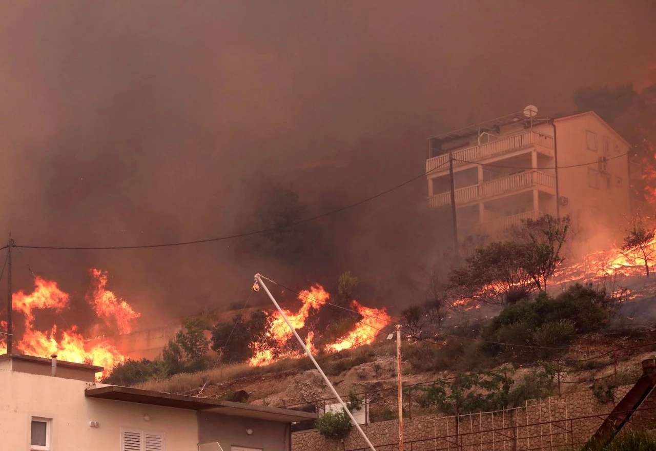 FOTO/VIDEO | Izbio požar kod Piska i Marušića, vatra prijeti kućama, uključeni kanaderi i mještani