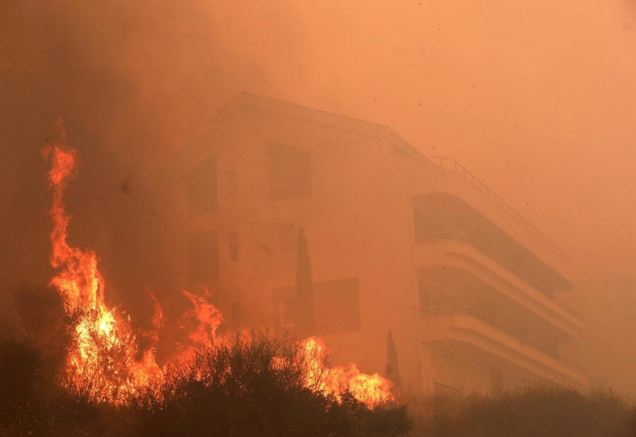 FOTO/VIDEO | Veliki požar kod Omiša i Makarske izmaknuo kontroli: Evakuacije, uništena uljara, istraga o podmetanju