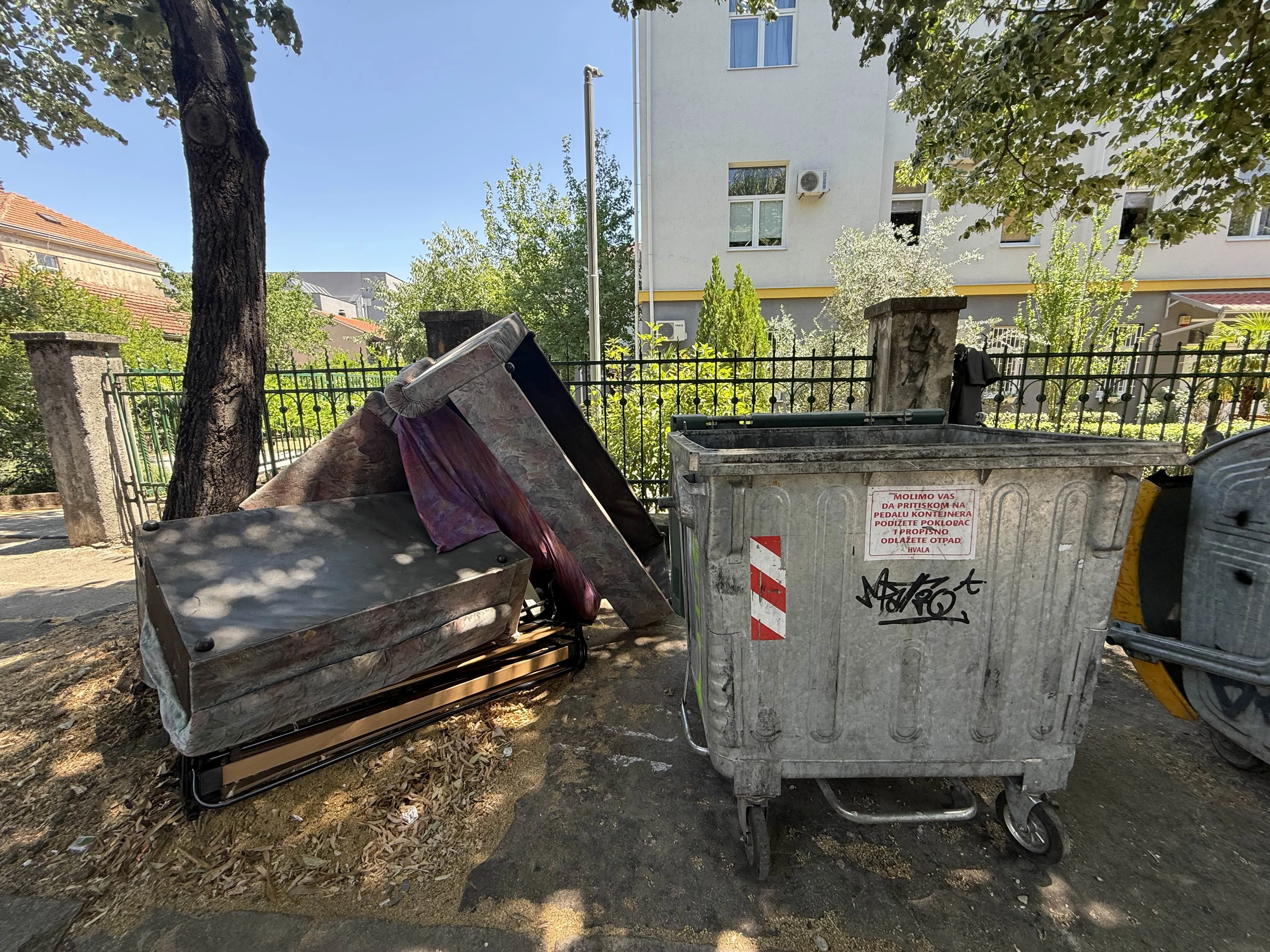 Namještaj na ulicama Mostara: Kutna garnitura na ulici Alekse Šantića kao simbol nereda i nemoći