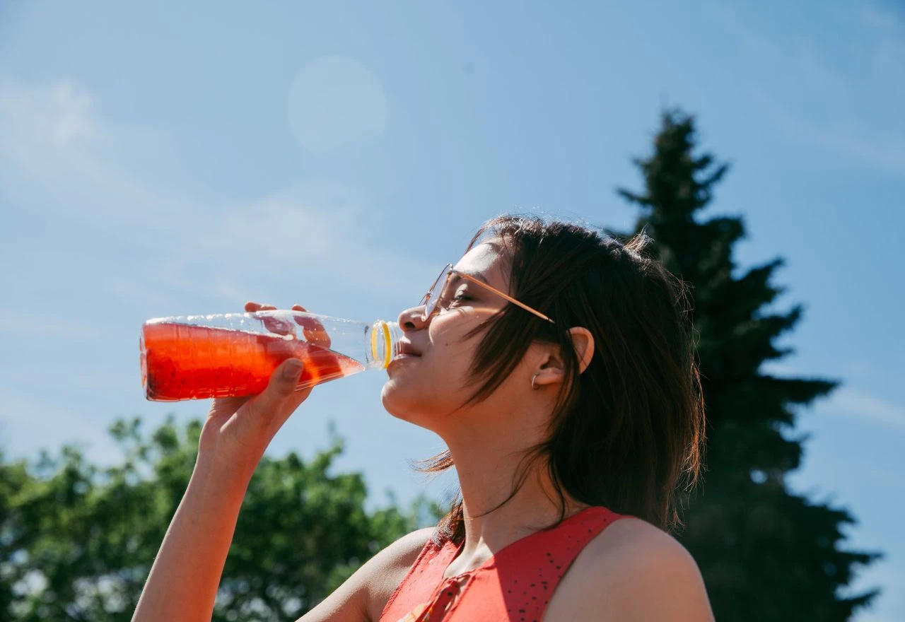 Svaki gutljaj iz plastične boce unosi mikroplastiku u tijelo