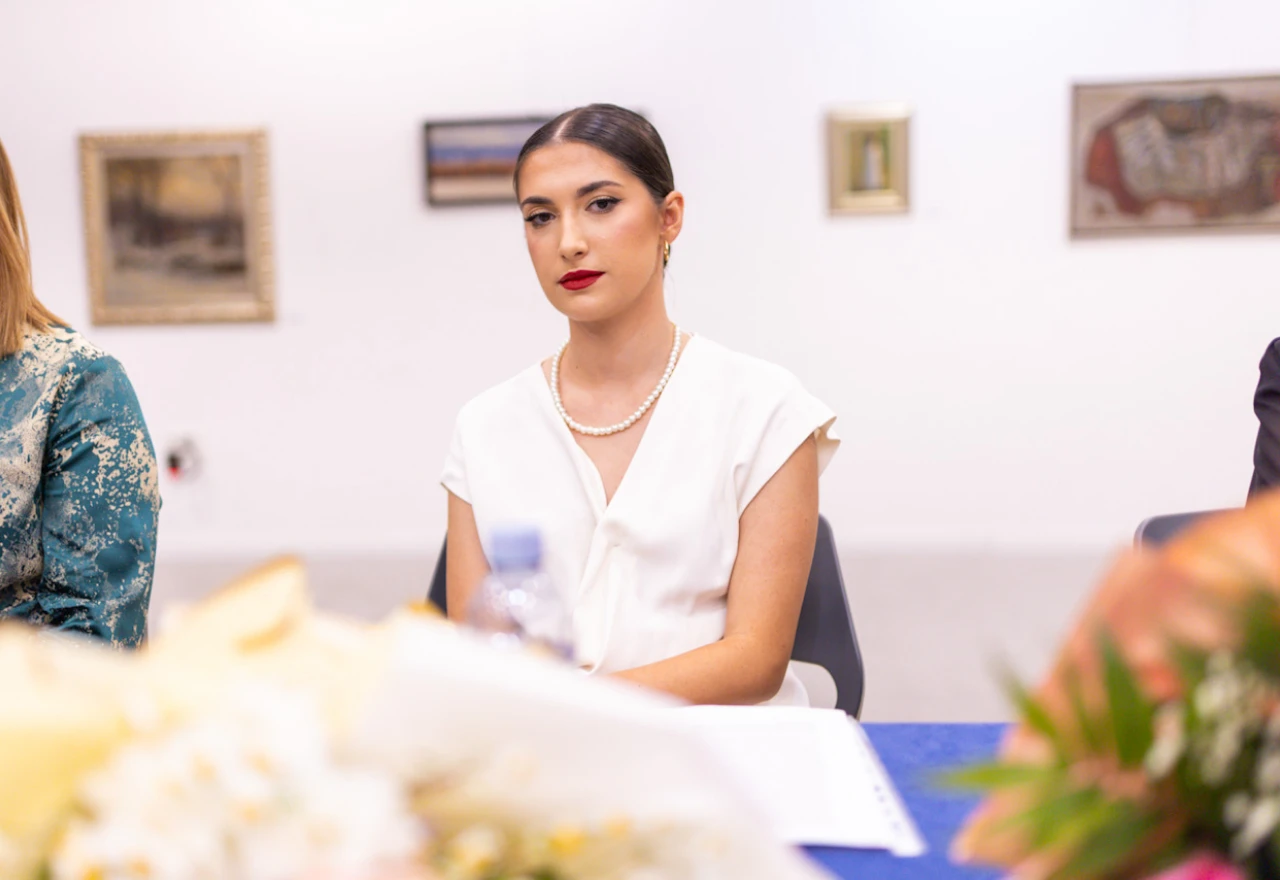 FOTO | Poezija koja spaja nebo i zemlju: Jelena Protrka predstavila svoju prvu zbirku u Mostaru