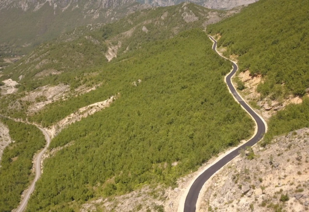 FOTO/VIDEO | Asfaltira se makadamska prometnica između Vrdi i Drežnice
