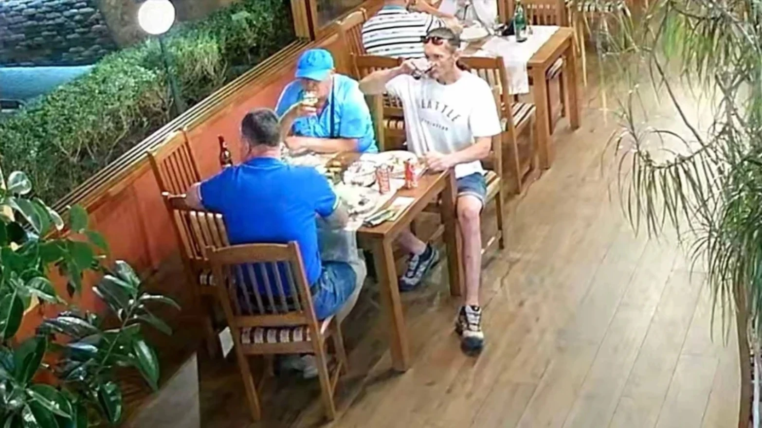 VIDEO: Trojica muškaraca pobjegla iz jablaničkog restorana bez plaćanja