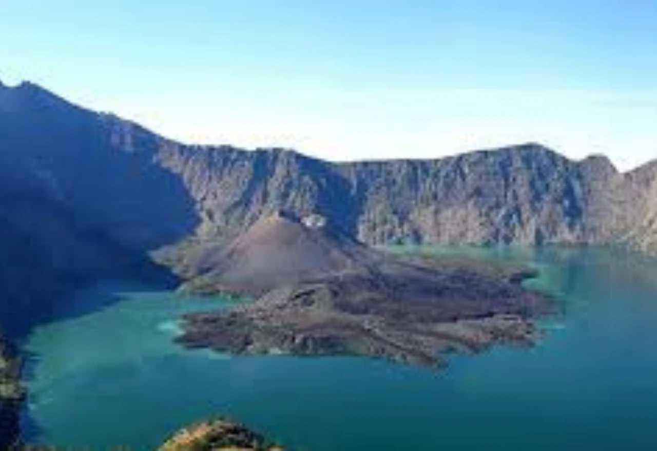 Rinjani progutao turistkinju: Brazilska planinarka nestala kod kratera, potraga traje danima