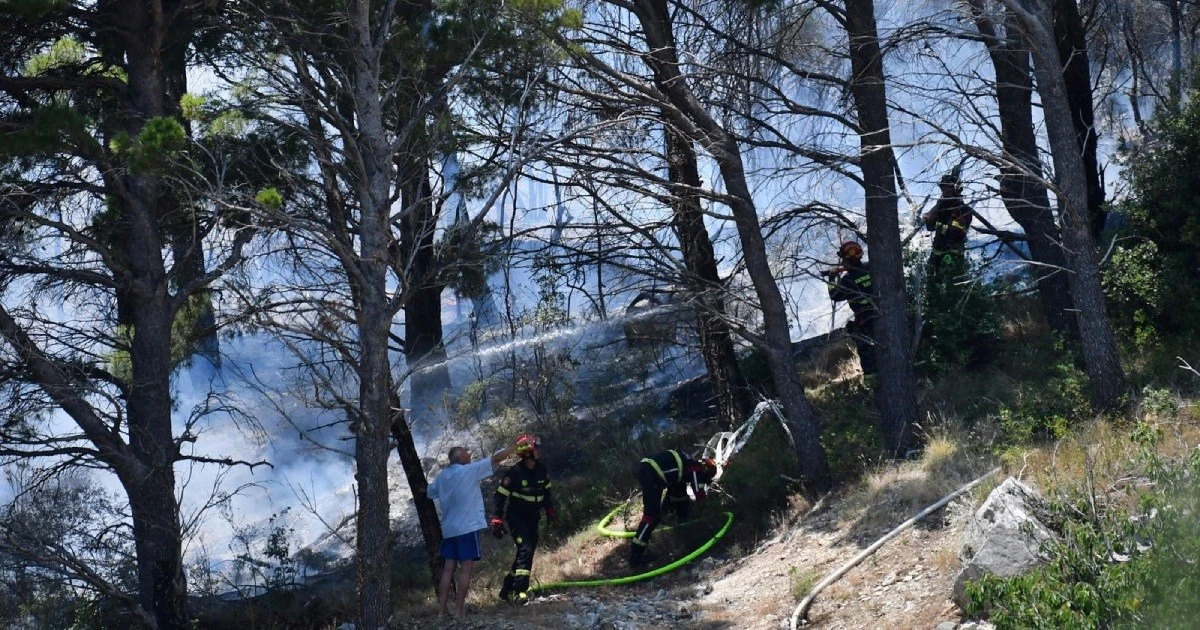 Uhićena osoba osumnjičena za izazivanje požara u Makarskoj