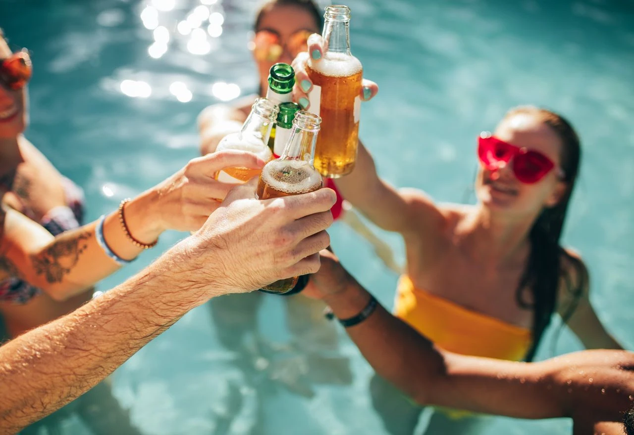 Evo što se događa vašem tijelu kad pijete alkohol po vrućini
