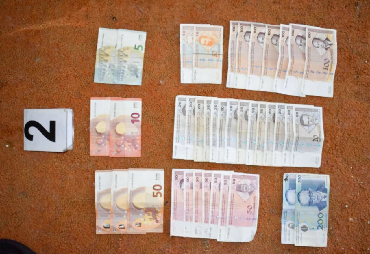 Policija u Cazinu zaplijenila veću količinu droge i oružja, više osoba uhićeno