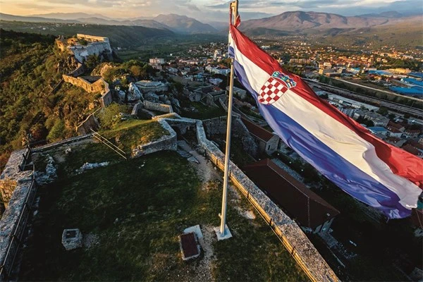 S kninske tvrđave ukradena hrvatska zastava