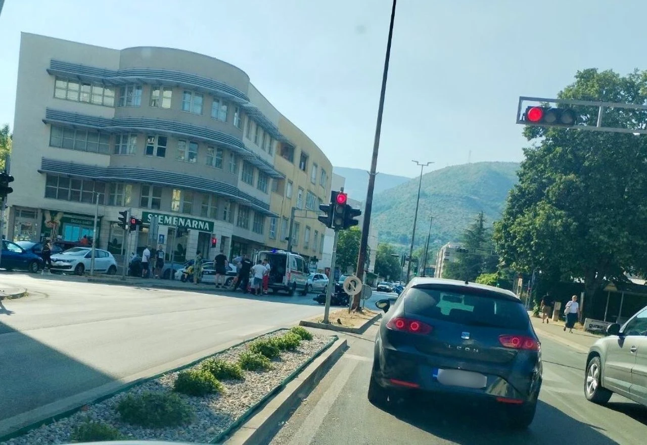 Motociklist ozlijeđen u prometnoj nesreći u Dubrovačkoj ulici