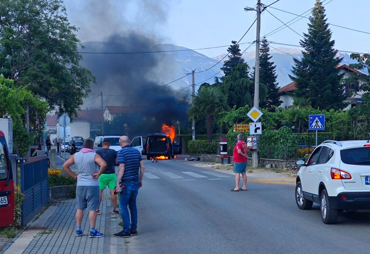 FOTO | Gorio kombi u Vojnu, reakcija vatrogasaca