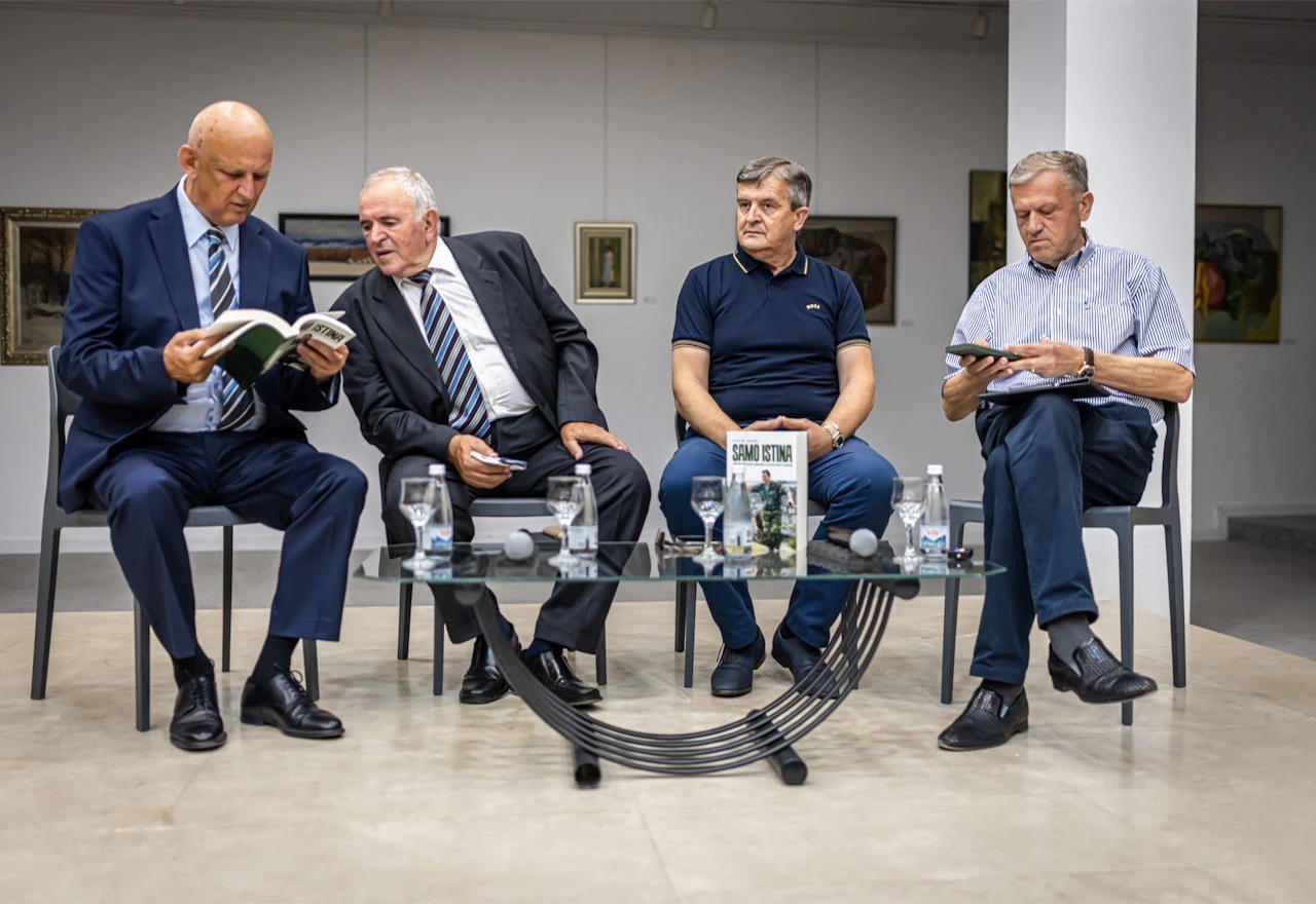 FOTO | Rahim Ademi u Mostaru predstavio knjigu ''Samo istina''