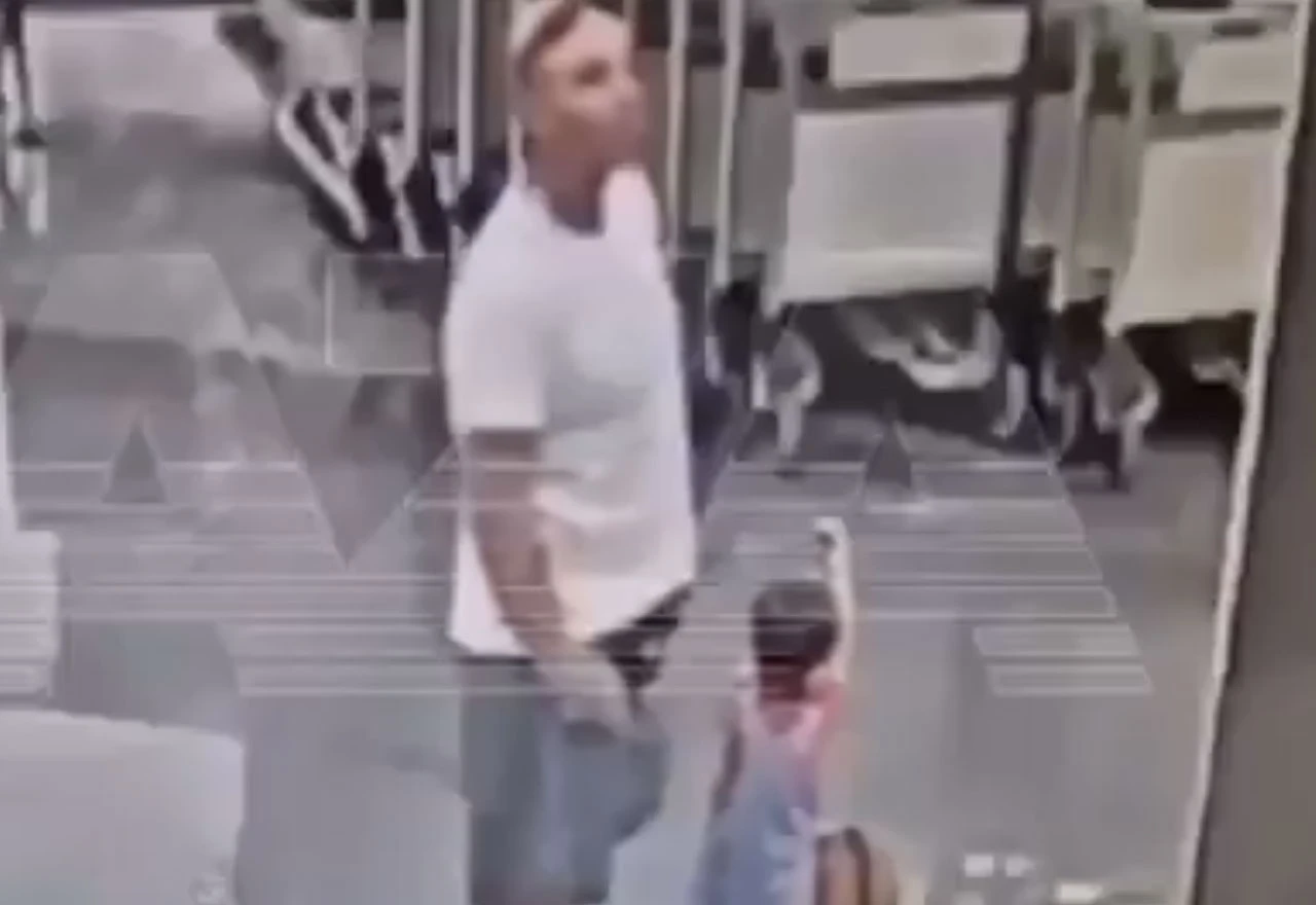VIDEO | Muškarac na aerodromu bacio dječaka na pod, dijete završilo u komi