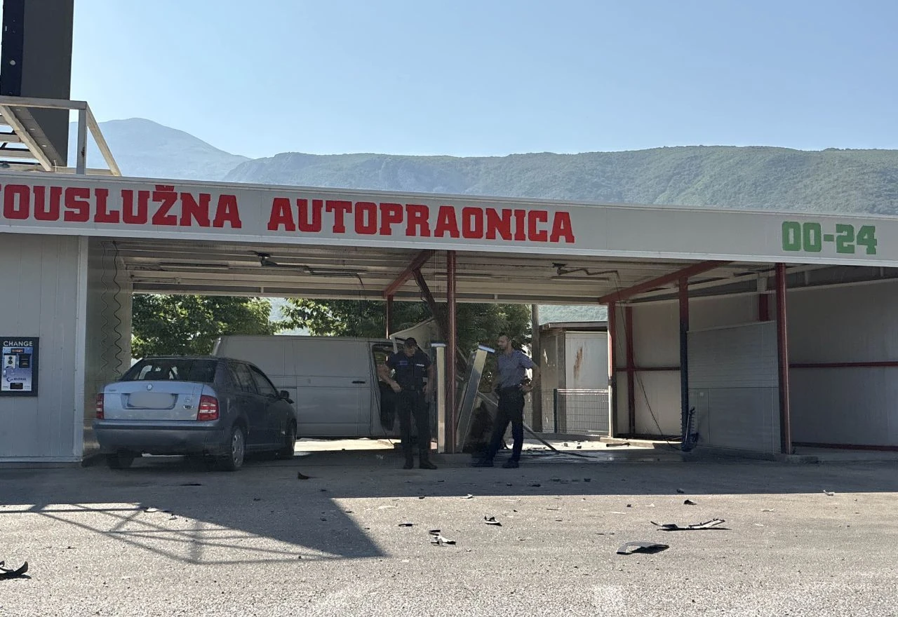 Vrapčići: Kombi se zabio u samouslužnu autopraonicu