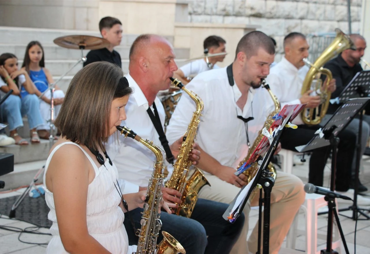 Večer dalmatinske pisme: Puhački orkestar i mladi glazbenici oduševili publiku