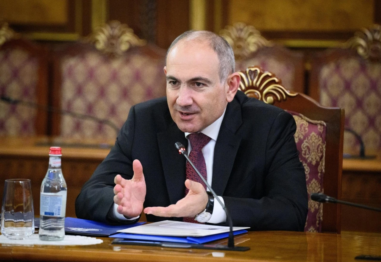 Premijer ponudio pokazati spolni organ crkvenom poglavaru
