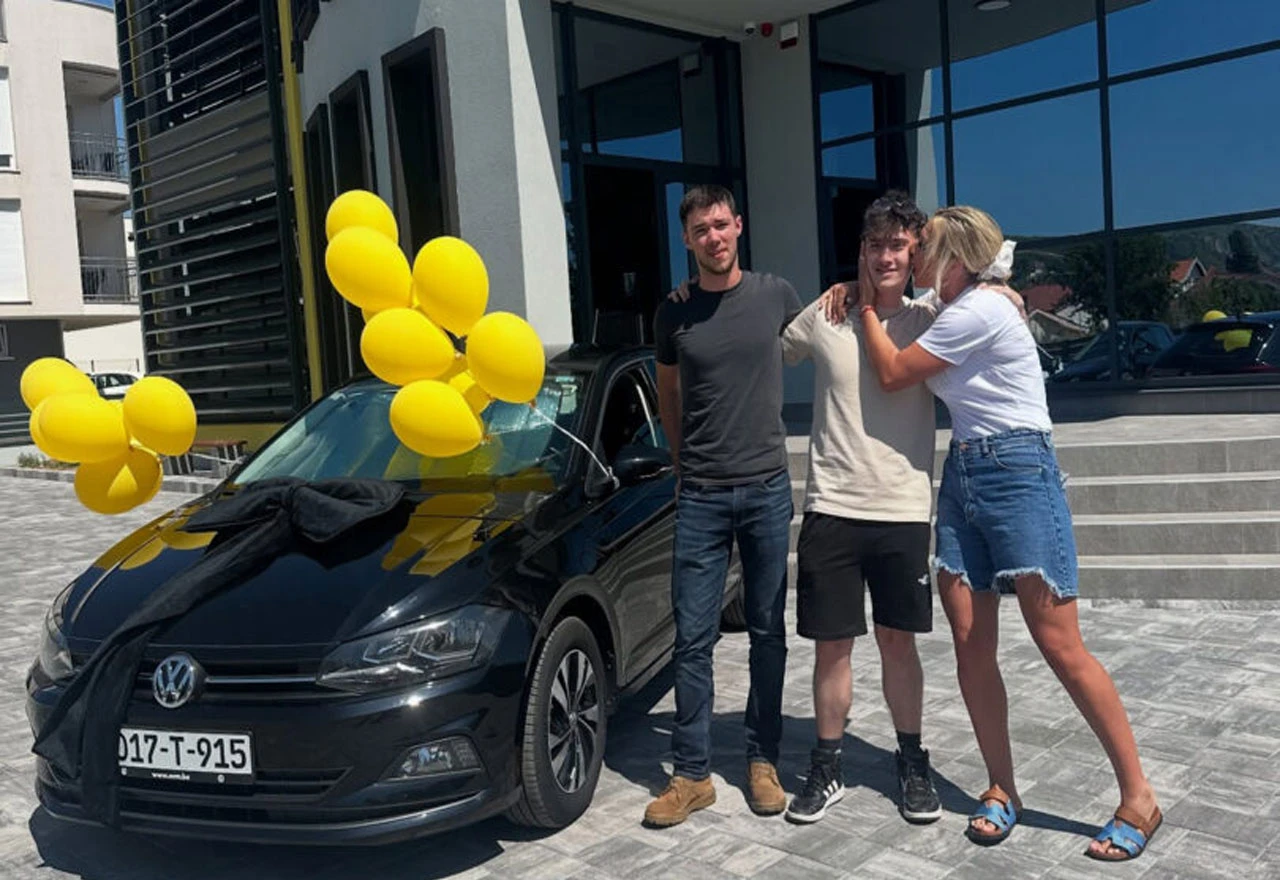 Anny Chanel poklonila automobil svom zaposleniku