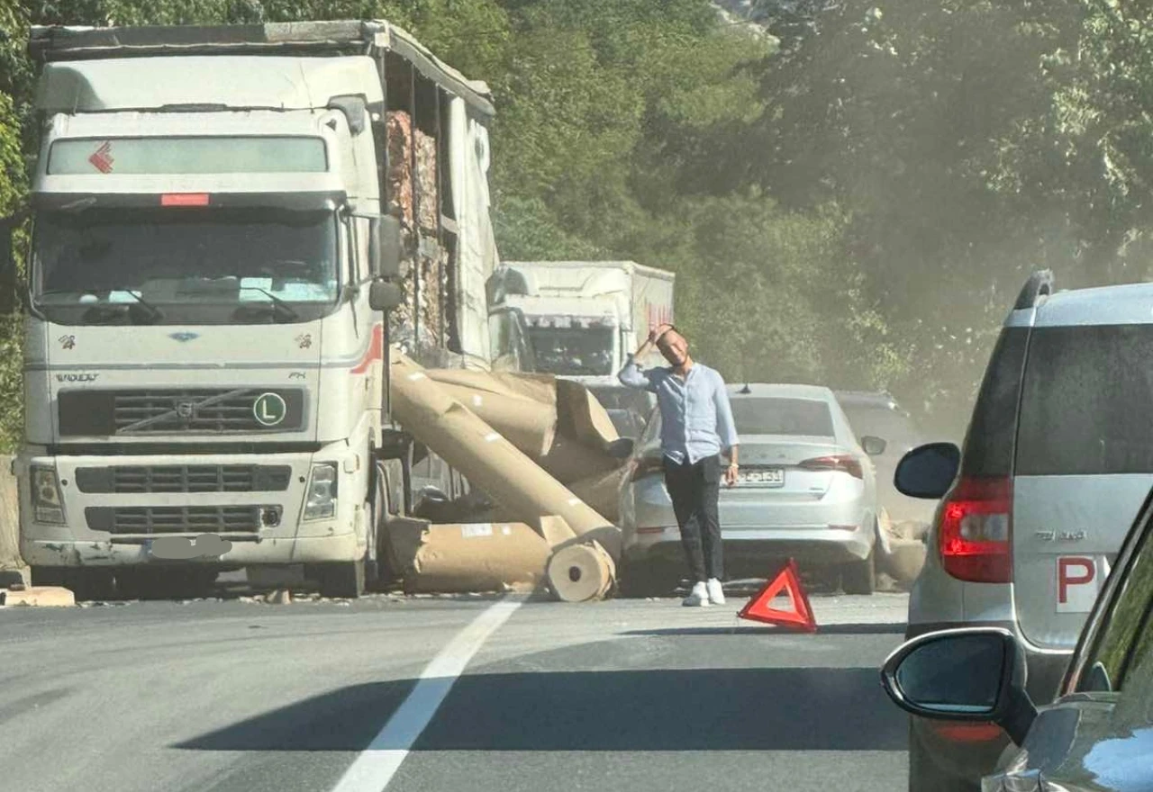 Prometna nezgoda: Teret pao s kamiona, promet usporen