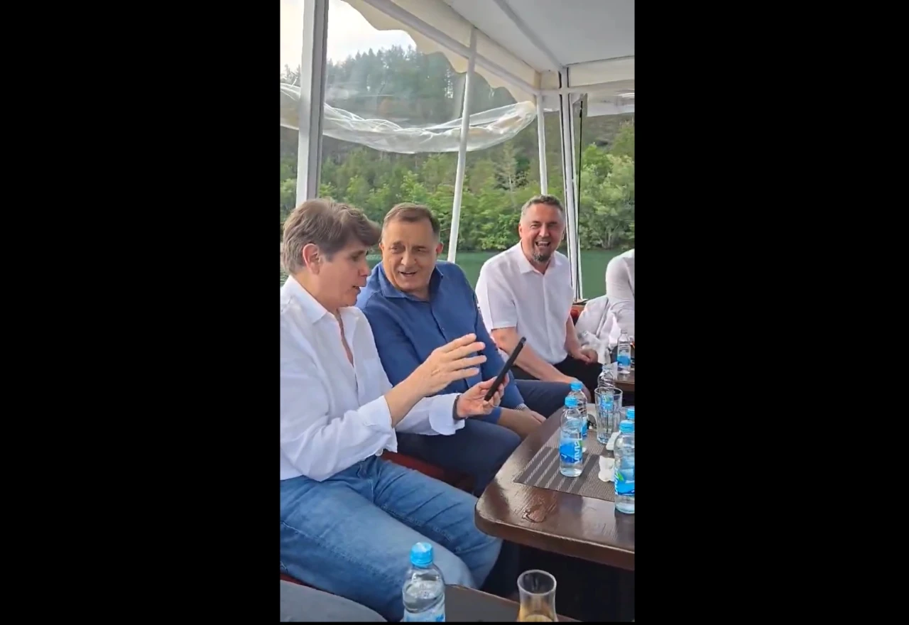 Dodik s društvom zapjevao pjesmu koju "zna svaki Srbin"