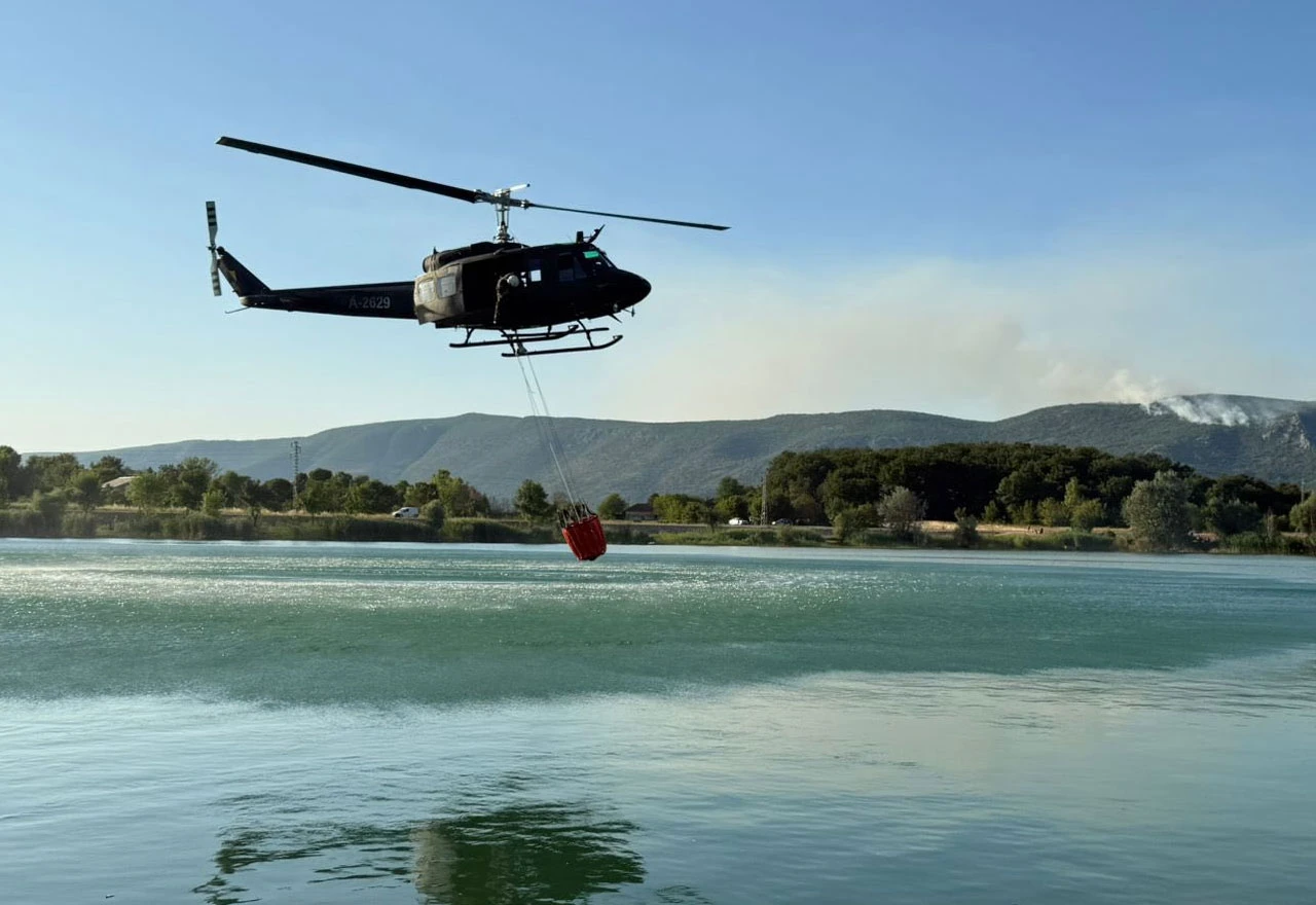 Helikopter Oružanih snaga BiH stigao na požarište u Grudama
