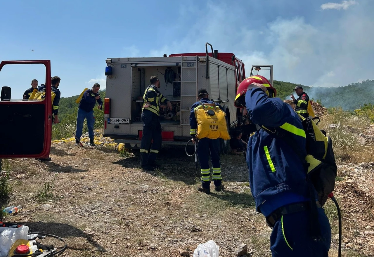 FOTO | Vatrogasci nastavljaju borbu s vatrenom stihijom na području Sovića