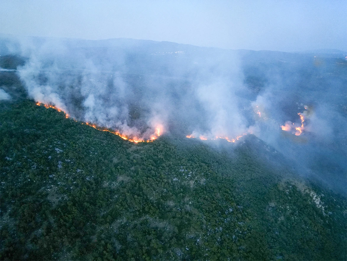 Požar kraj Gruda: Još uvijek gori, helikopter će djelovati sutra