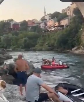 VIDEO: Mostarci istukli turista nakon skoka sa Starog mosta