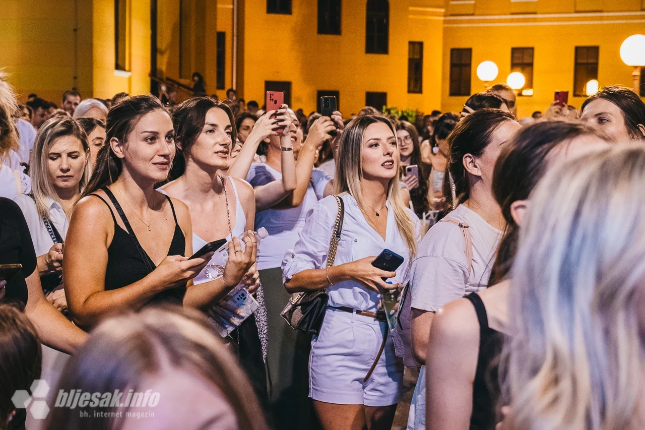Publika na koncertu Mirze Selimovića u Mostaru