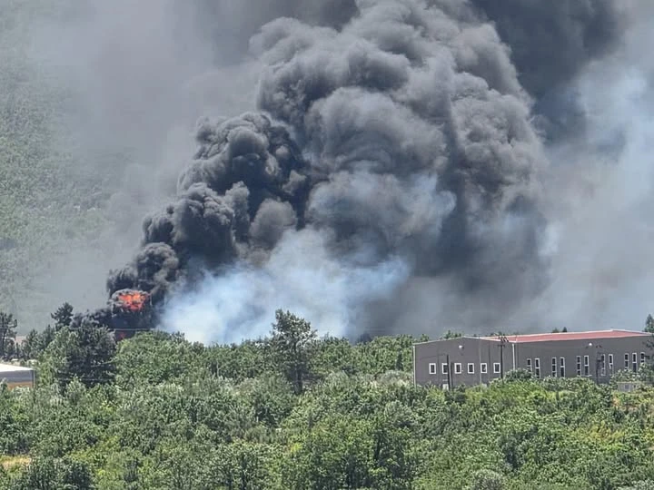 VIDEO: Vjetar u Ljubuškom ponovno aktivirao požar, vatra prijeti kućama