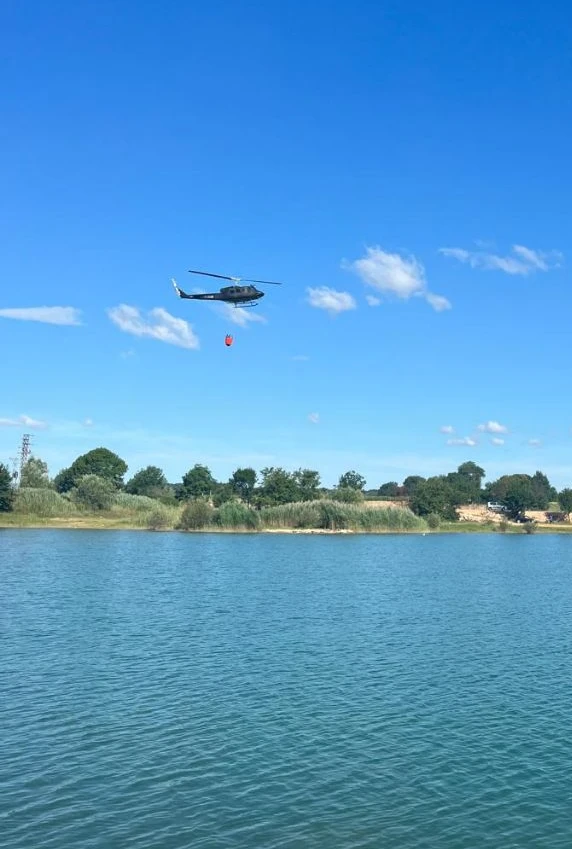 Helikopter Oružanih snaga BiH u akciji gašenja požara u Sovićima