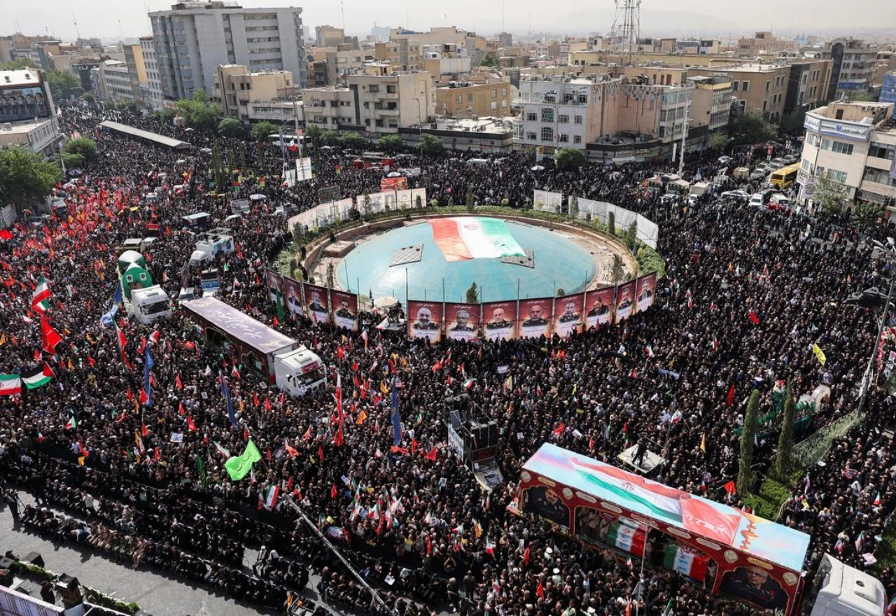 Deseci tisuća Iranaca na pogrebu ubijenih generala