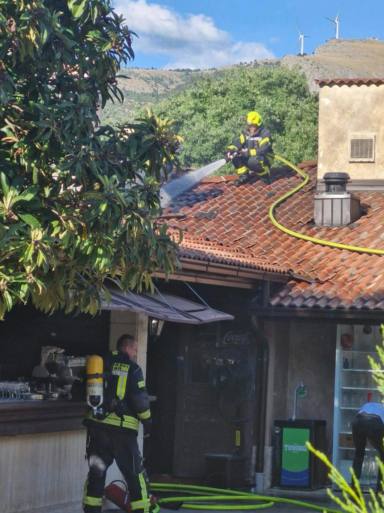 FOTO / VIDEO | Požar u mostarskom restoranu, vatrogasci na terenu