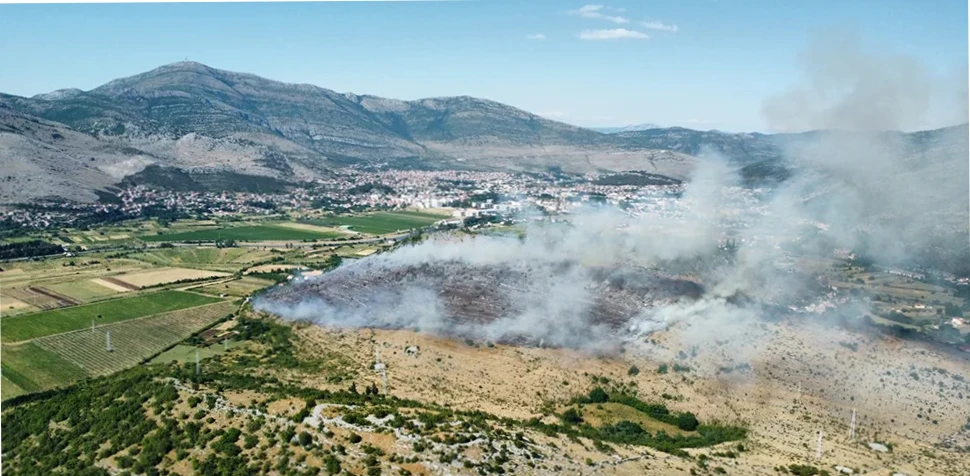 Gori i kod Trebinja: Vatra prijeti kućama!
