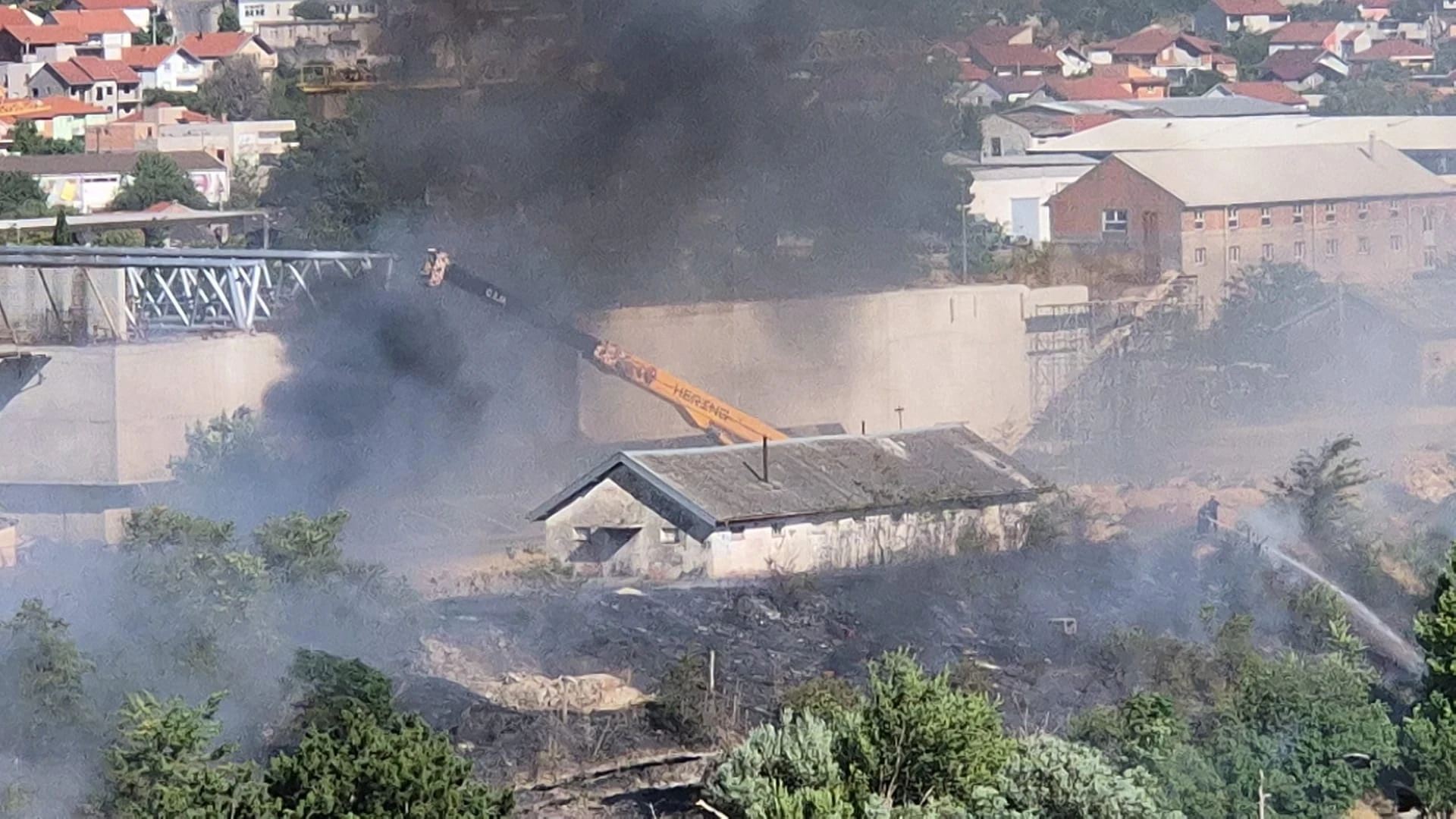 Vatrogasci na terenu: Požar u naselju Južni logor