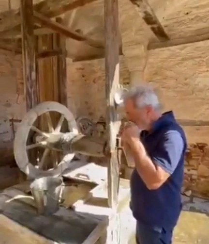 VIDEO: Mel Gibson pio svetu vodu iz bunara Svetog Save