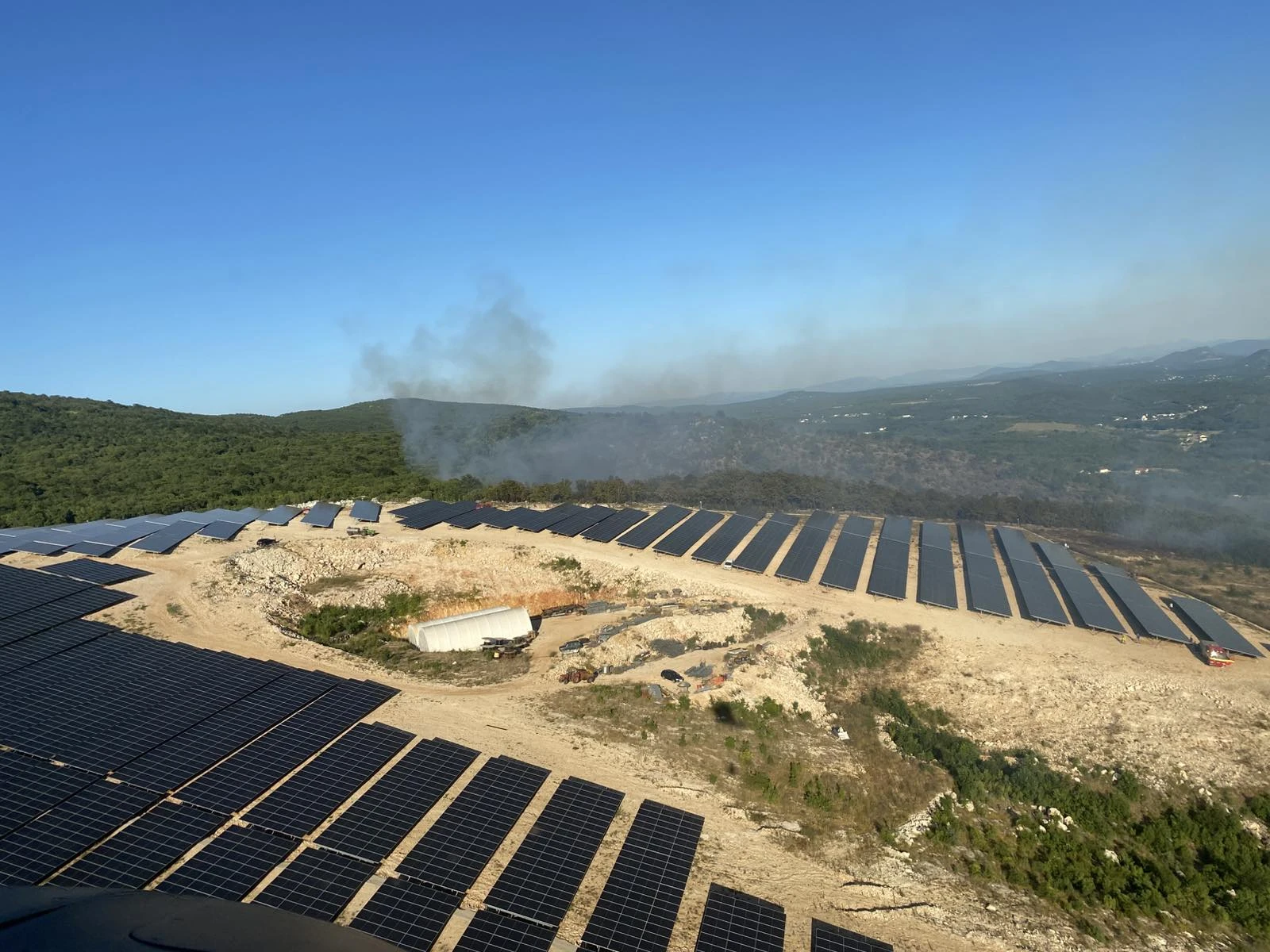 Zbog novog požara u općini Grude zatvorena prometnica, vatra prijeti solarnoj elektrani