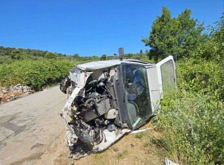 Alkoholizirani vozač s deset osoba u vozilu izazvao nesreću kod Dubrovnika