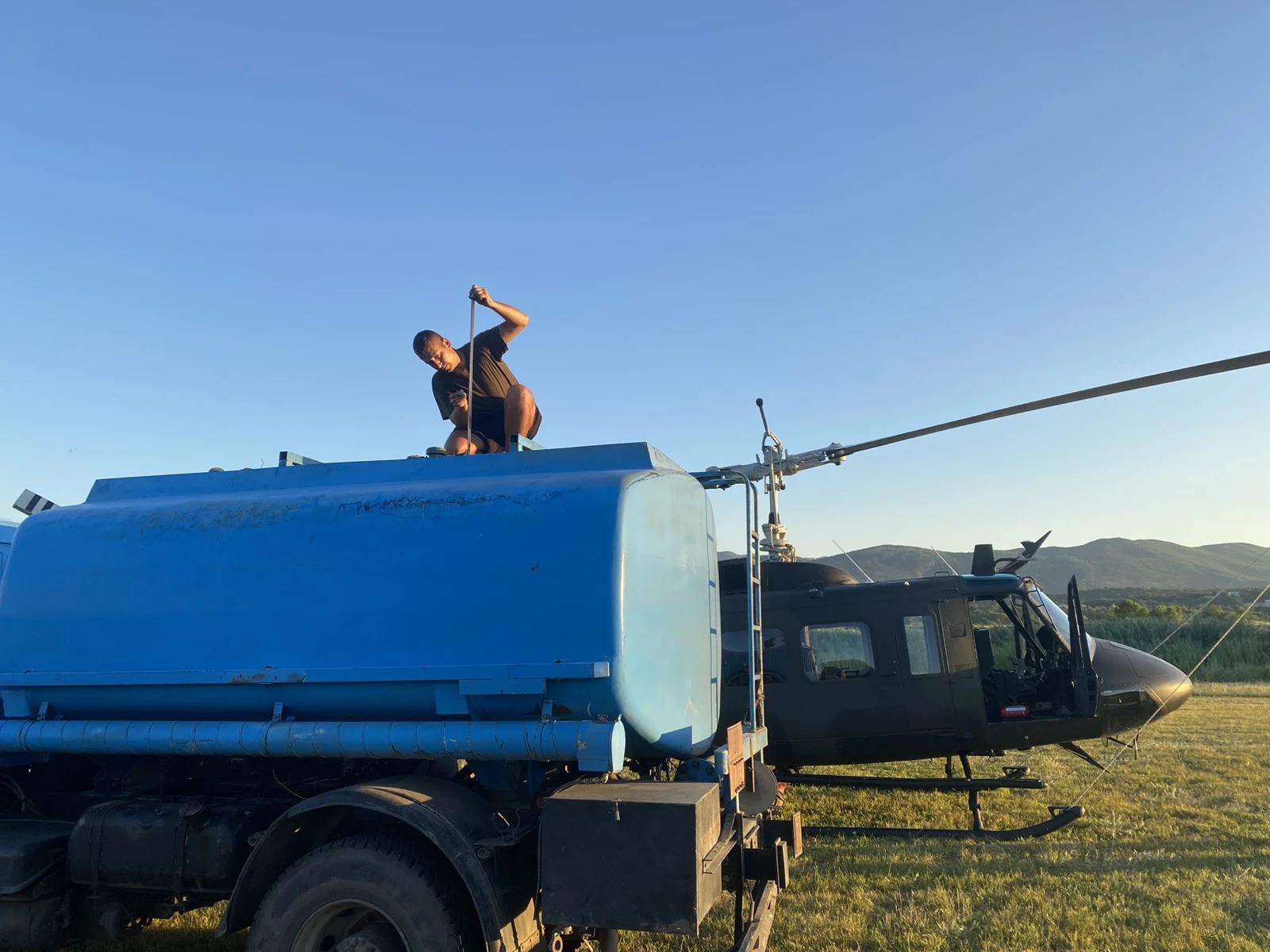 FOTO: Požar u Sovićima prijetio kućama, helikopter OS BiH izbacio 43 vedra vode