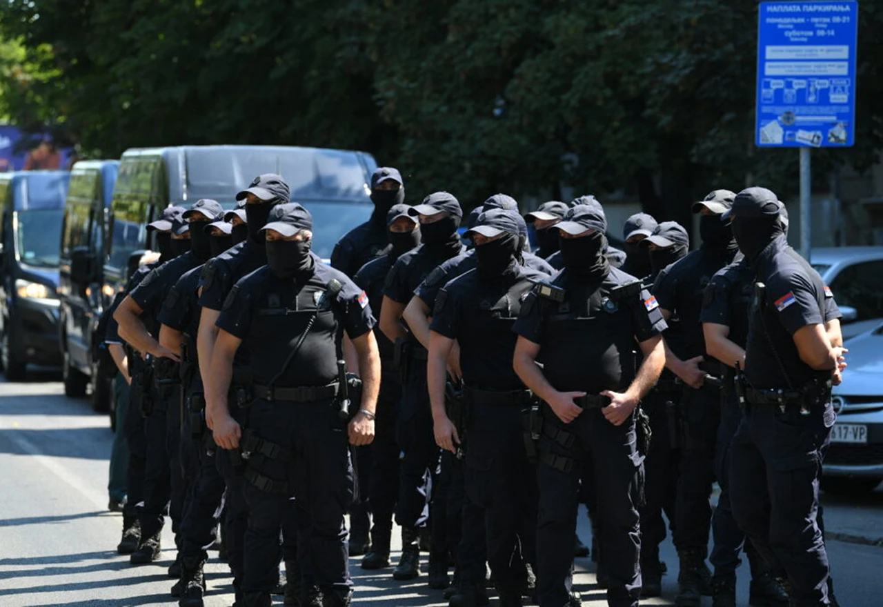 VIDEO | Policija dala ultimatum okupljenima u Zemunu: "Imate dvije minute ili ćemo vas skloniti"