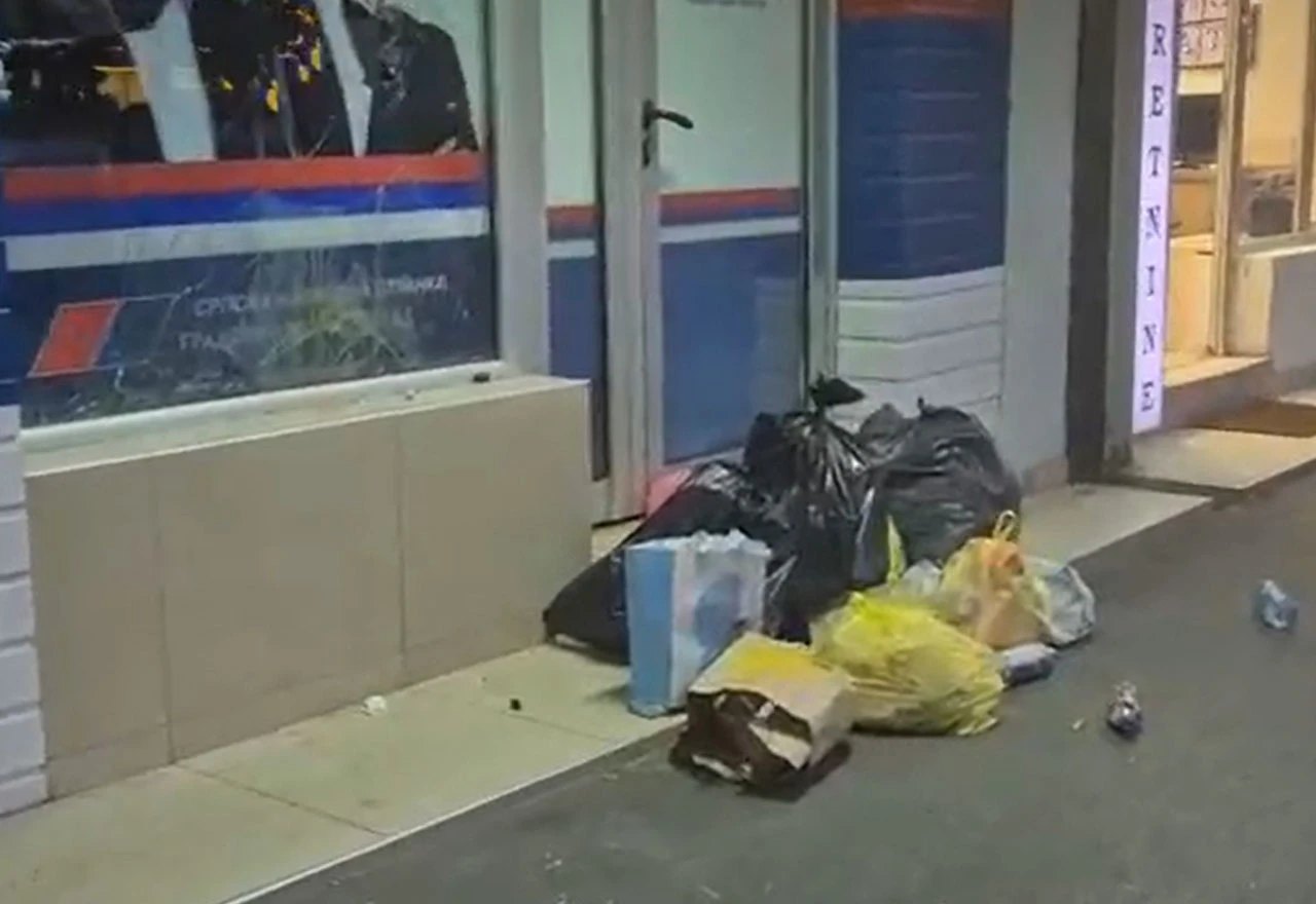 Građani Novog Sada ostavljaju smeće ispred prosotrija SNS-a