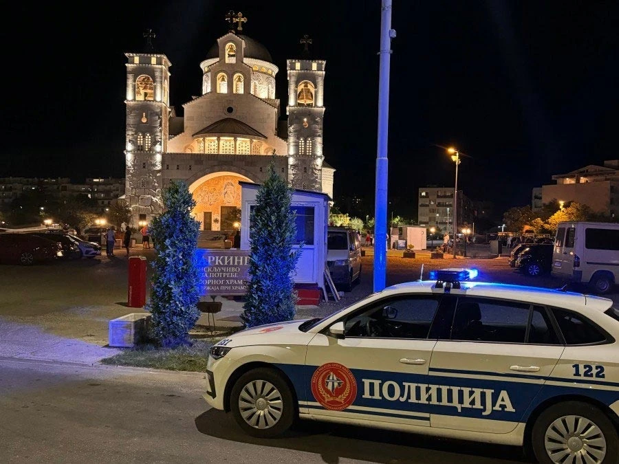 Dvije osobe ozlijeđene ispred hrama, uhićena žena koja je uletjela automobilom