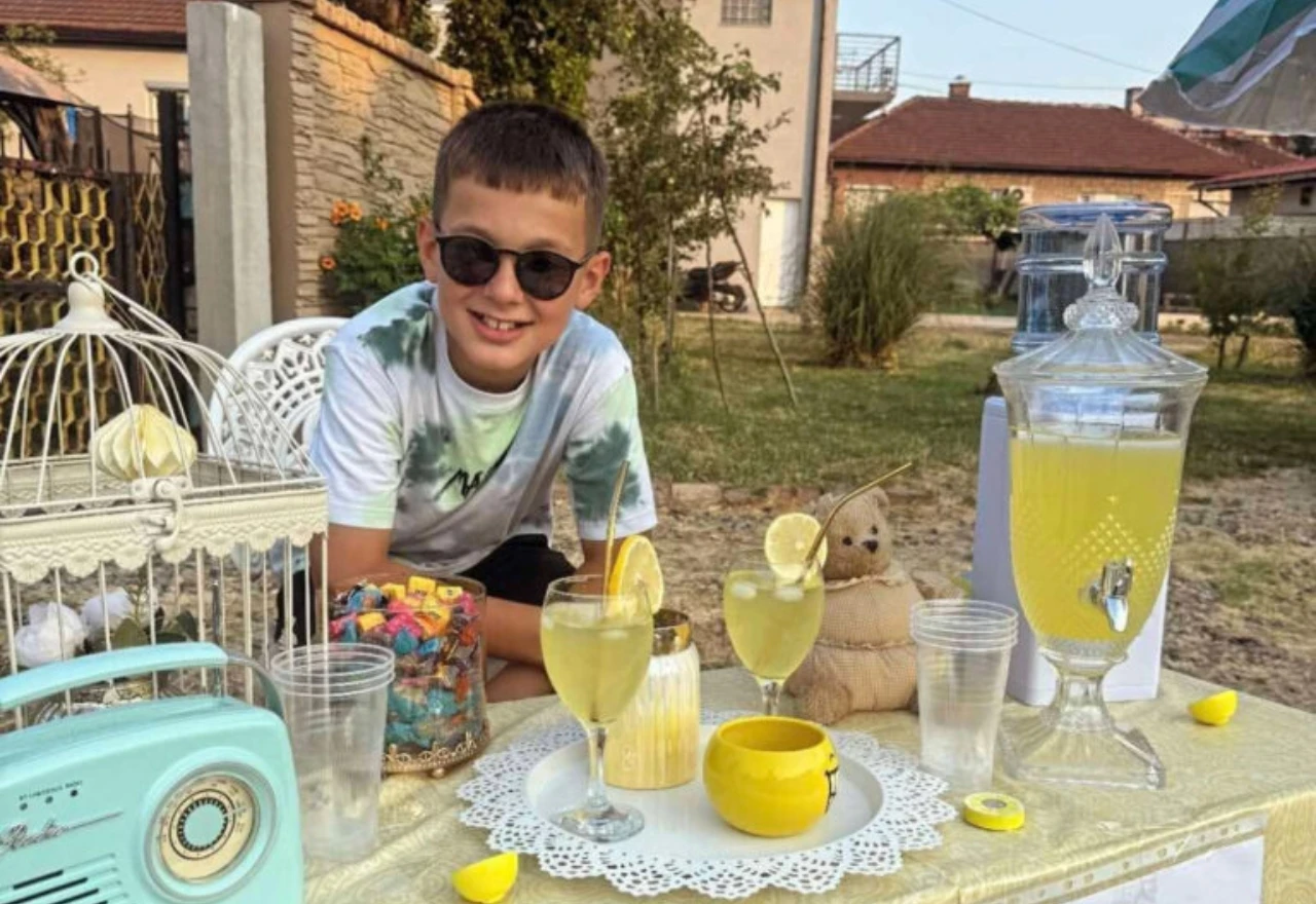 Dječak prodaje limunadu i dio prihoda donira djeci u Palestini
